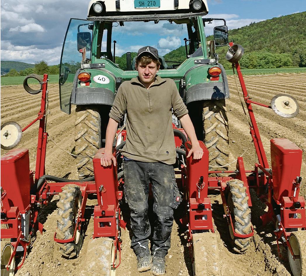 Der 16-jährige Marc Rüger aus Wilchingen SH absolviert sein1. Lehrjahr zum Landwirt bei Familie Vögele in Neunkirch SH. (Bild zVg)