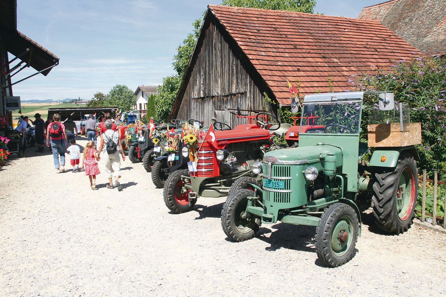 Auf vielen Vorplätzen werden die liebevoll gepflegten und oftmals gar auch geschmückten Oldtimer, darunter viele Unikate, präsentiert werden.