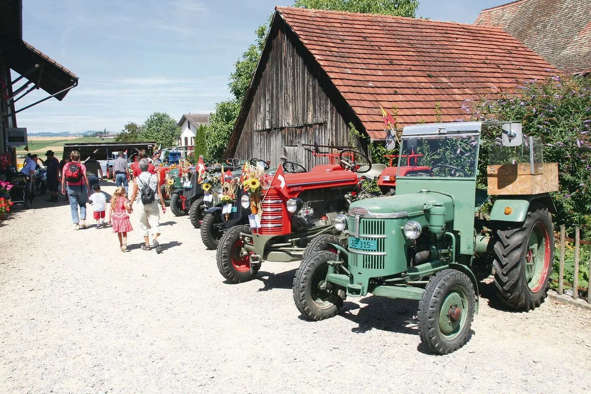 5ab9cb7d3a2f671642b432ee911b7464e2e854a1648739d399f765847a31b2e4 Auf vielen Vorplätzen werden die liebevoll gepflegten und oftmals gar auch geschmückten Oldtimer, darunter viele Unikate, präsentiert werden.