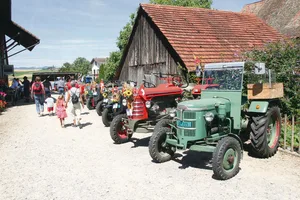 Auf vielen Vorplätzen werden die liebevoll gepflegten und oftmals gar auch geschmückten Oldtimer, darunter viele Unikate, präsentiert werden.