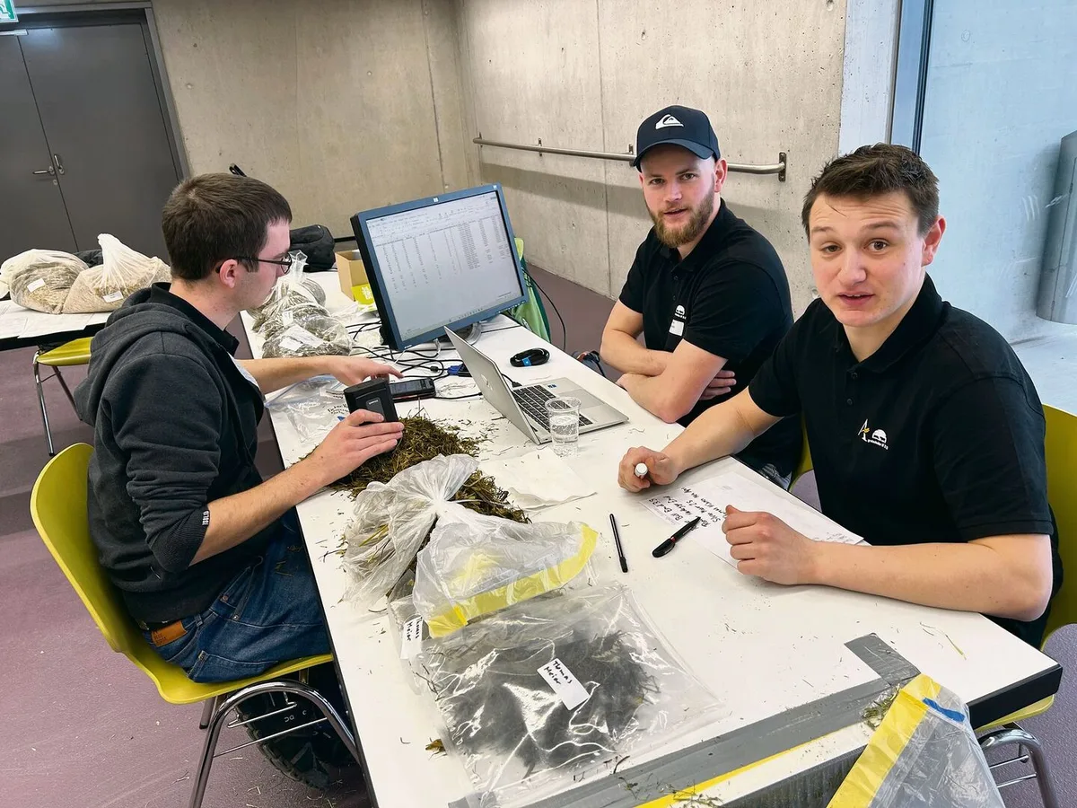 518f082f519c512d5521b906abe34f3ec0d37b047eebc078fed7ff009bbd4b41 Andreas Hug, Remo Fleischli und Lars Schefer (v. l.) analysierten am Milchtag die mitgebrachten Futterproben der Teilnehmenden. Auf dem Bild steckt Hug den Scanner in eine Grassilage.