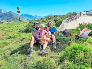 So oft wie möglich geniessen wir die Zeit als Familie, denn von nun an werden wir bis zur Alpabfahrt unter der Woche an verschiedenen Orten wohnen.