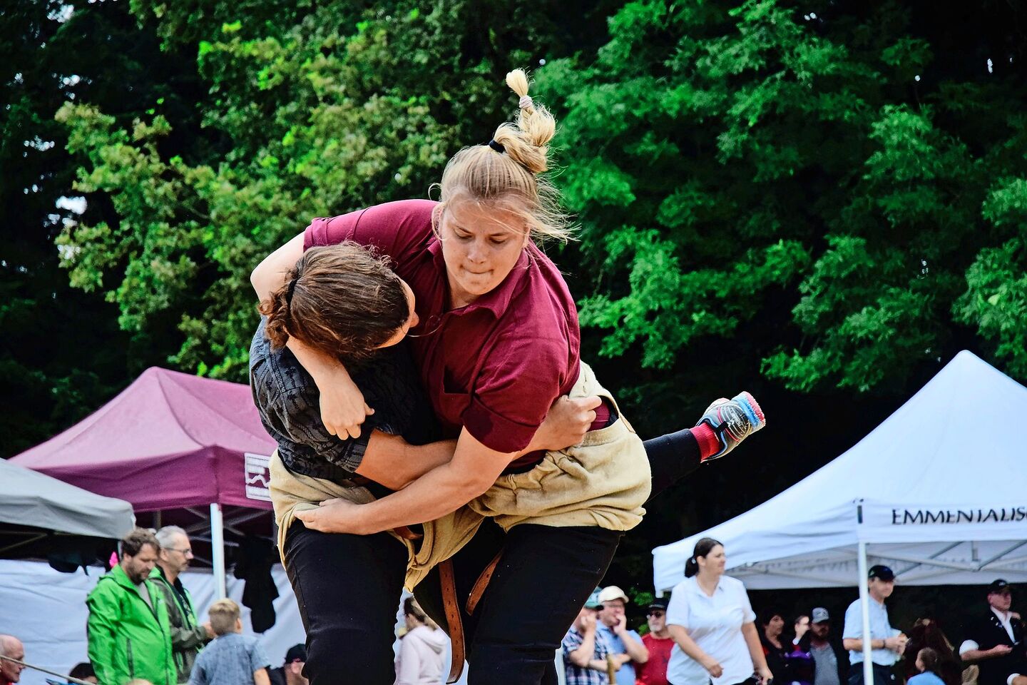 Sie ist seit dem 5. Lebensjahr begeisterte Schwingerin: Isabel Egli (rechts) im Sägemehlring, hier gegen Eveline Linggi im letzten Jahr am Frauen- und Meitlischwingfest in Oberthal.