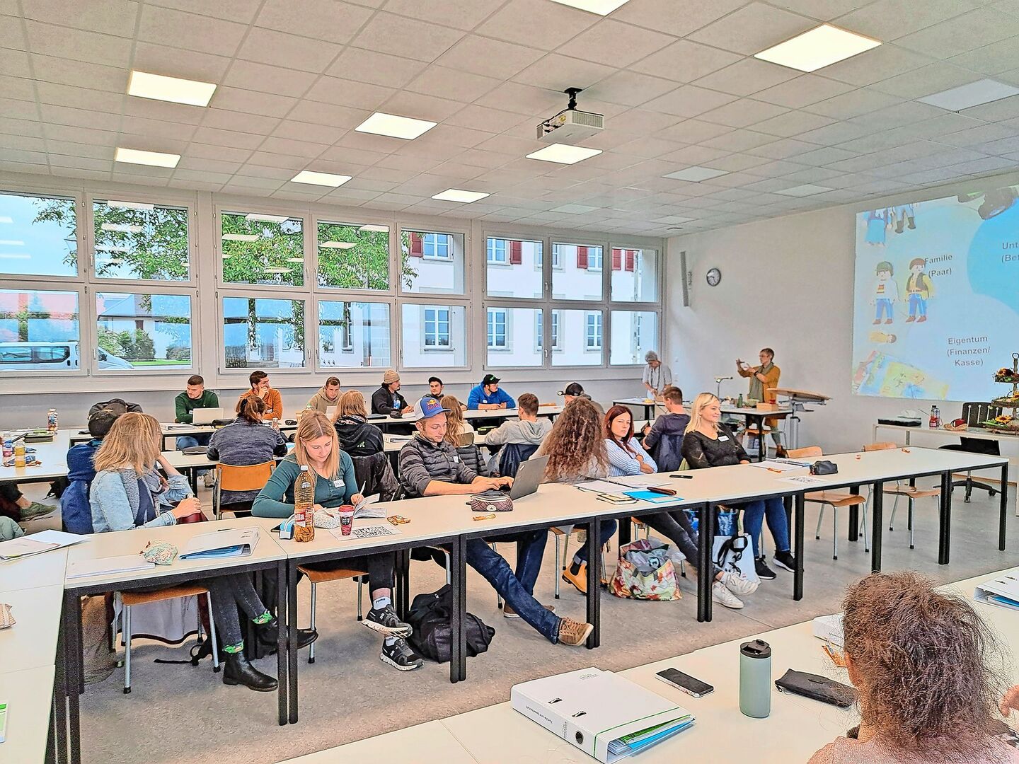 Auf den Betrieben arbeiten Frauen und Männer vermehrt gemeinschaftlich. Diesem Umstand trägt der gemeinsame Unterricht Rechnung.