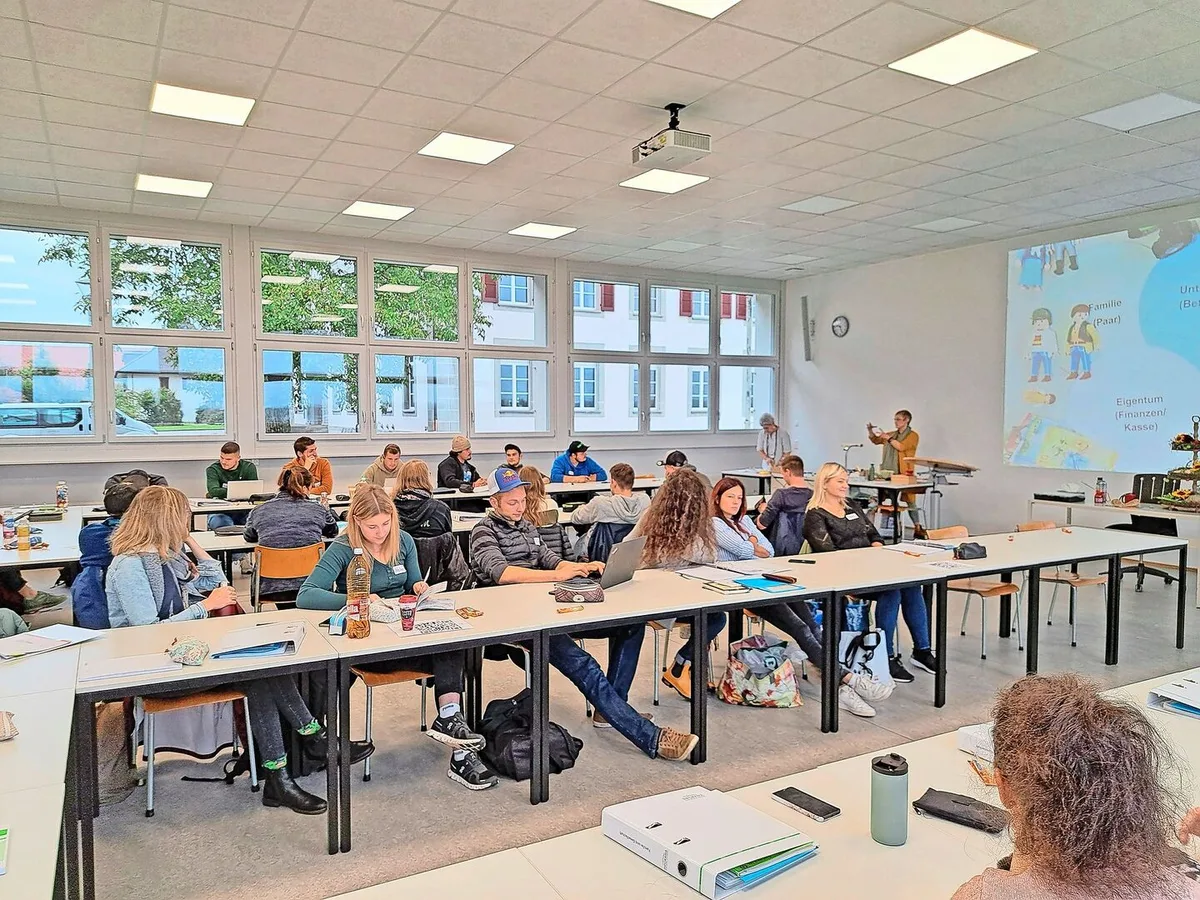 90976215b3f6ba242c72c04f77c74c9932c214183252aa960ebf8f13ce0422ad Auf den Betrieben arbeiten Frauen und Männer vermehrt gemeinschaftlich. Diesem Umstand trägt der gemeinsame Unterricht Rechnung.