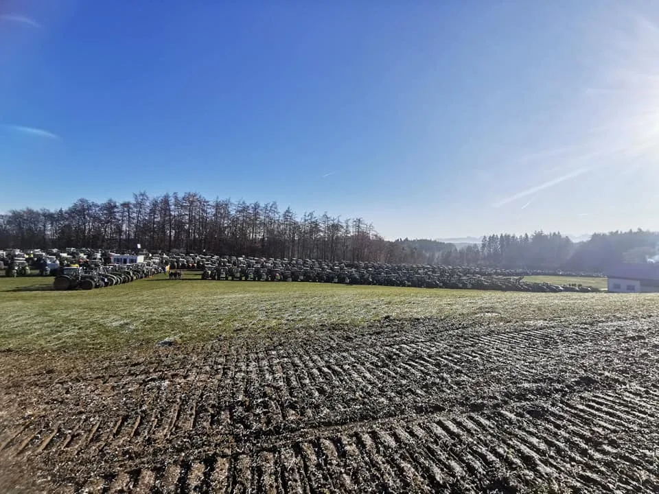 78daff28efd83e5650a5a4f4cf7f49eac0348b7f Zur Teilnehmerzahl der Demo am Dreikönigstag in Bayern gibt es unterschiedliche Angaben, es gab aber einen ersten Erfolg in Sachen Düngeverordnung. (Bild Facebook / Land schafft Verbindung Bayern)