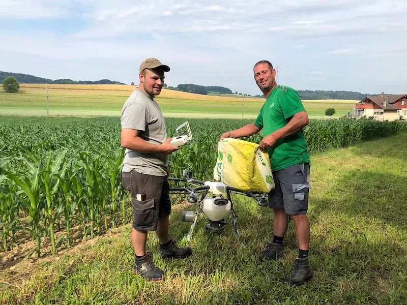 e473ff9ea00fe99b93d232f1b2b49a58e6516a41 Jürg Eigenheer, Drohnenpilot (links) und Patrick Meier, Einsatzleiter Drohnen bei der Landi Marthalen, befüllen die Drohne mit Saatgut bevor sie in die Luft abhebt und die Untersaat streut. (Bilder und Video Esther Thalmann)