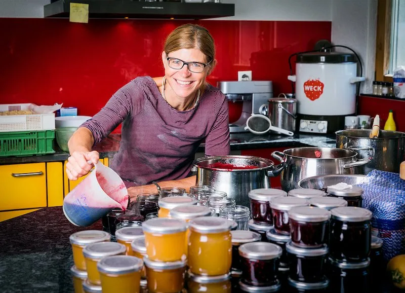 8ecb8fb9d2fee61e610cecfa78ce6a0878ef2722 Cornelia Hiltebrand bezeichnet sich als unkonventionell. Wir von der Redaktion sind gespannt, wie sich das am Menu zeigt. (Bilder SRF/Ueli Christoffel)