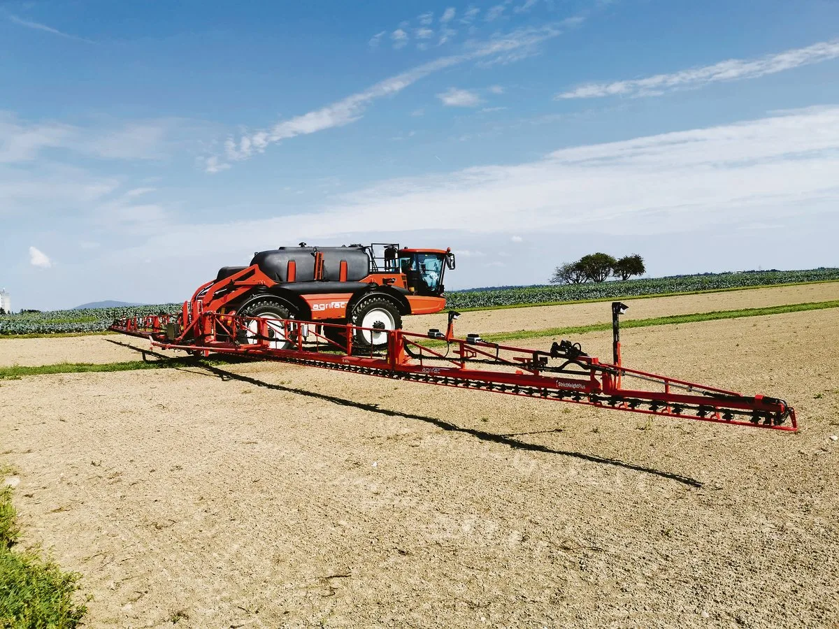2d9815c5304fce8a86e89872de24f86af86df89a Agrifac hat eine Spritztechnologie entwickelt, welche die Spritzmittel bedarfsgerecht verteilt. Die Dosierung wird kameragesteuert für jede Düse einzeln geregelt. Das spart Mittel ein. (Bild zVg)
