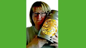 Das Lachen ist Redaktorin Wyss vergangen, als sie erfuhr, dass ihre Milchkannenlaterne in Indien produziert wurde, und nicht wie angenommen in der Schweiz. (Bild BauZ)