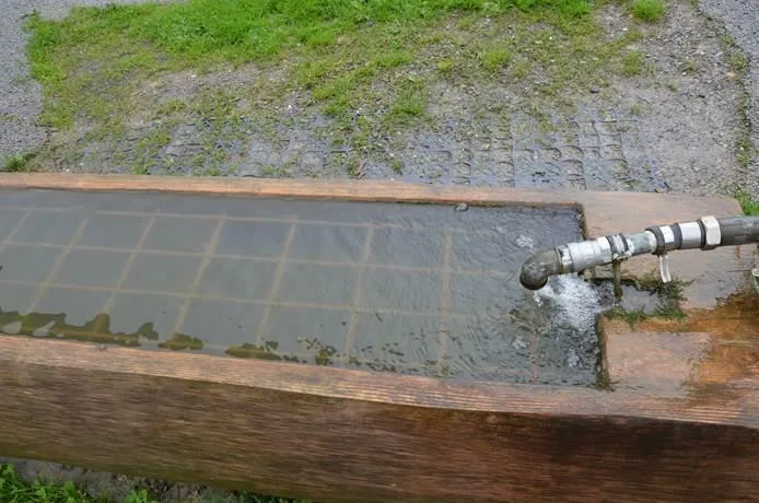 9c55b6fdab0a03f3c5cbb75dbf640f258c9f4396 Unfall mit einfachen Mitteln. Ein Gitter im Brunnen schützt Kinder vor dem Ertinken. (Bilder BUL)