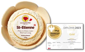Die Käserei mischt ihrem prämierten Weichkäse während der Herstellung Rahm bei, der dem Produkt ein extra cremiges und frisches Aroma verleihe.