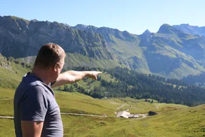 «Das ist die Alp Stürfis», erklärt Alpmeister Alfons Zindel. «Sie ist eine der grössten Milch verarbeitenden Alpen der Schweiz – und eine der schönsten dazu!»