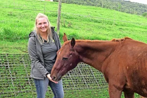 Jana Schwaninger mit ihrem Freizeitpartner Jack. Der Quarter-Horse-Wallach lebt mit fünf Pensionspferden im grosszügigen Gruppenstall.