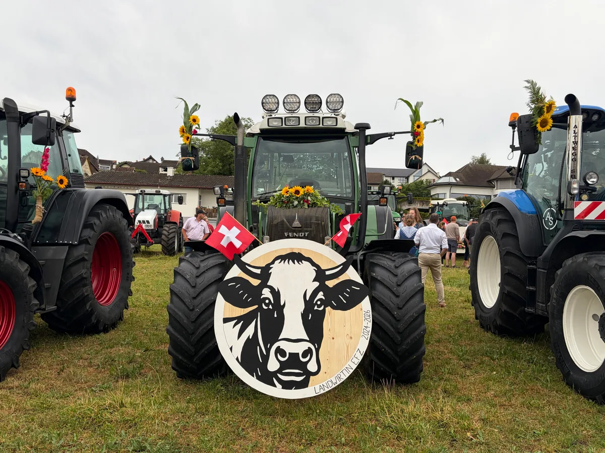 Traktorenparade_Arenenberg_2026 Die Parade der geschmückten Traktoren, die auf den Arenenberg führte, brachte den langersehnten Regen mit.