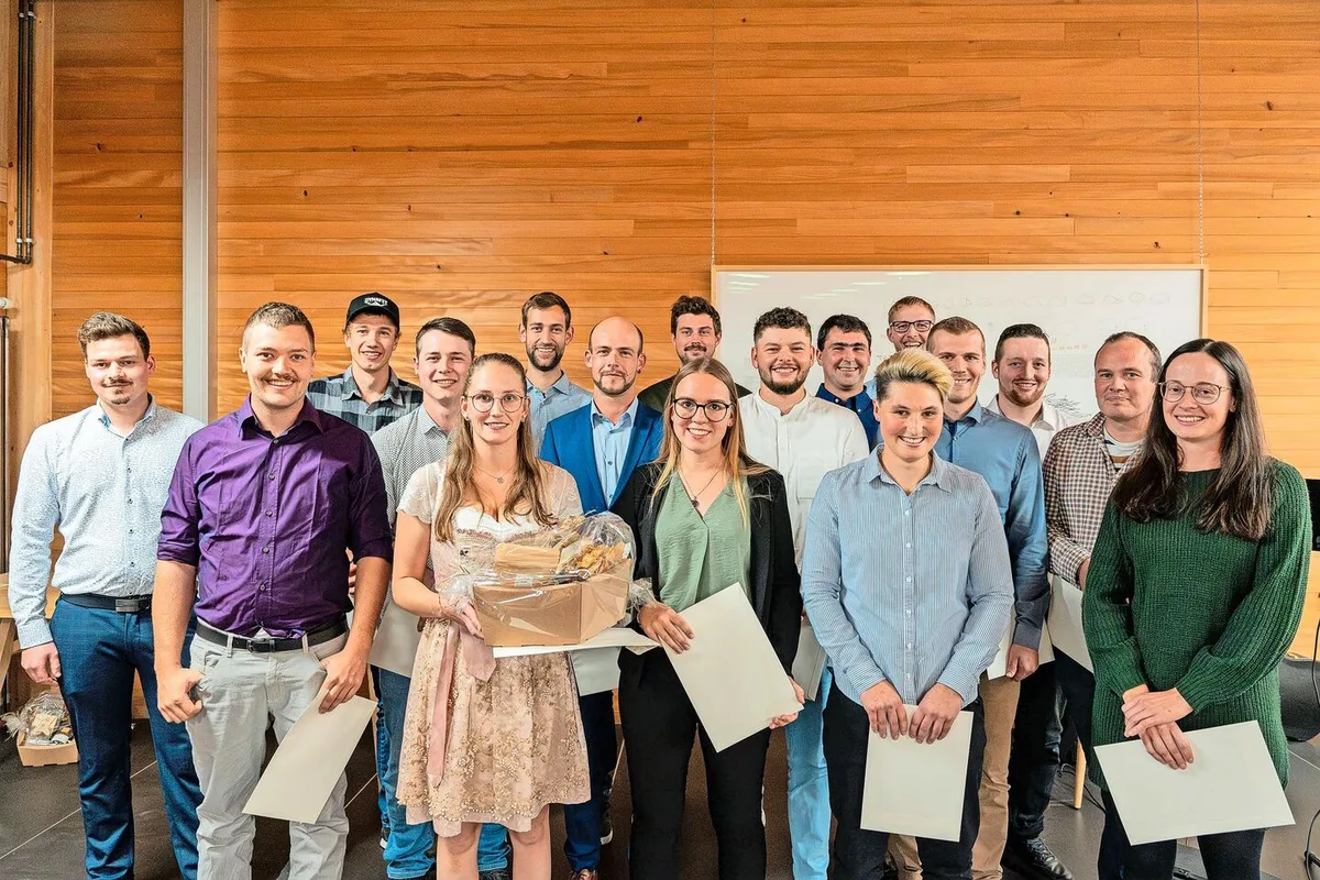 36a91b1793e03b88715202f3561675802f12db3ae7a1705c6b809c6564f45512 Stolz halten die frisch diplomierten und strahlenden Agrotechniker(innen) HF ihr Diplom in den Händen. Die Bestnote erreichte Anita Ruffner (1. Reihe, 2. v. l.).
