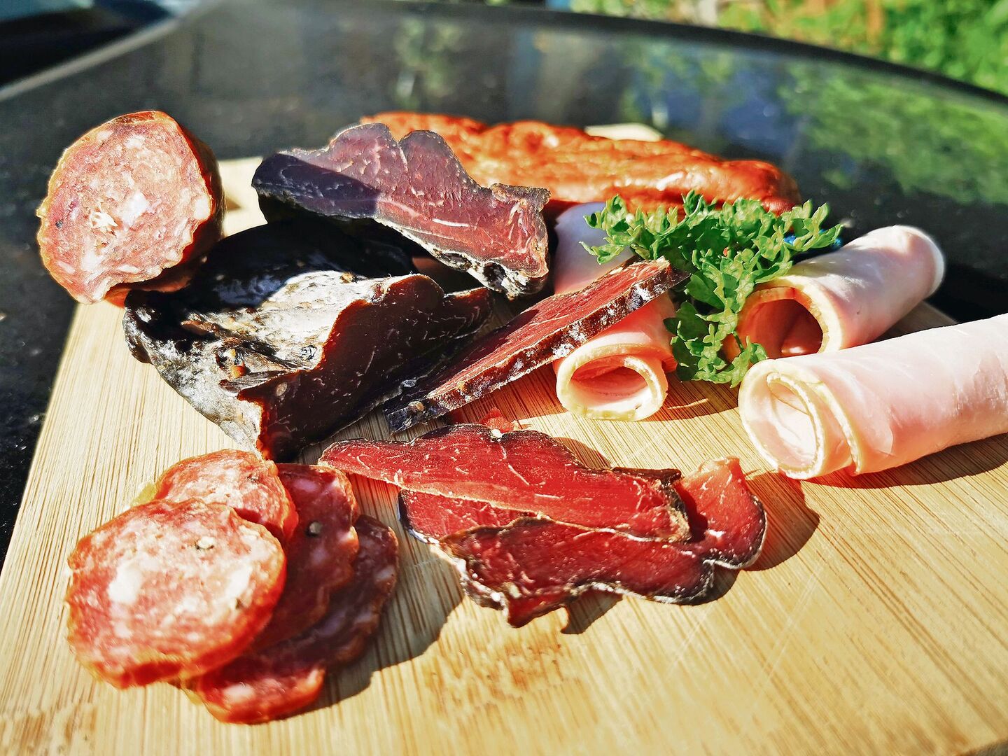 Grösser, schneller, billiger – das meiste Fleisch stammt aus grossen Schlachthöfen. Kurze Transportwege, kleine Metzgereien und gut gelagertes Fleisch werden zur Nische.