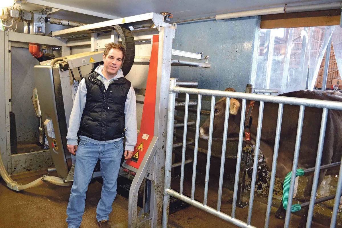 Stefan Knecht melkt jetzt seit gut einem Jahr mit einem Melkroboter. Seither hat er Ruhe mit Kriechstrom im Melkstand.  (Bild Peter Fankhauser)