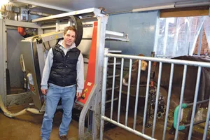 Stefan Knecht melkt jetzt seit gut einem Jahr mit einem Melkroboter. Seither hat er Ruhe mit Kriechstrom im Melkstand. (Bild Peter Fankhauser)