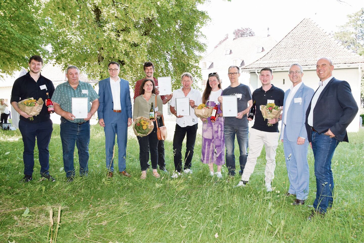 Die Siegerinnen und Sieger der Staatsweine 2023. Umrahmt von Politik und Prominenz.