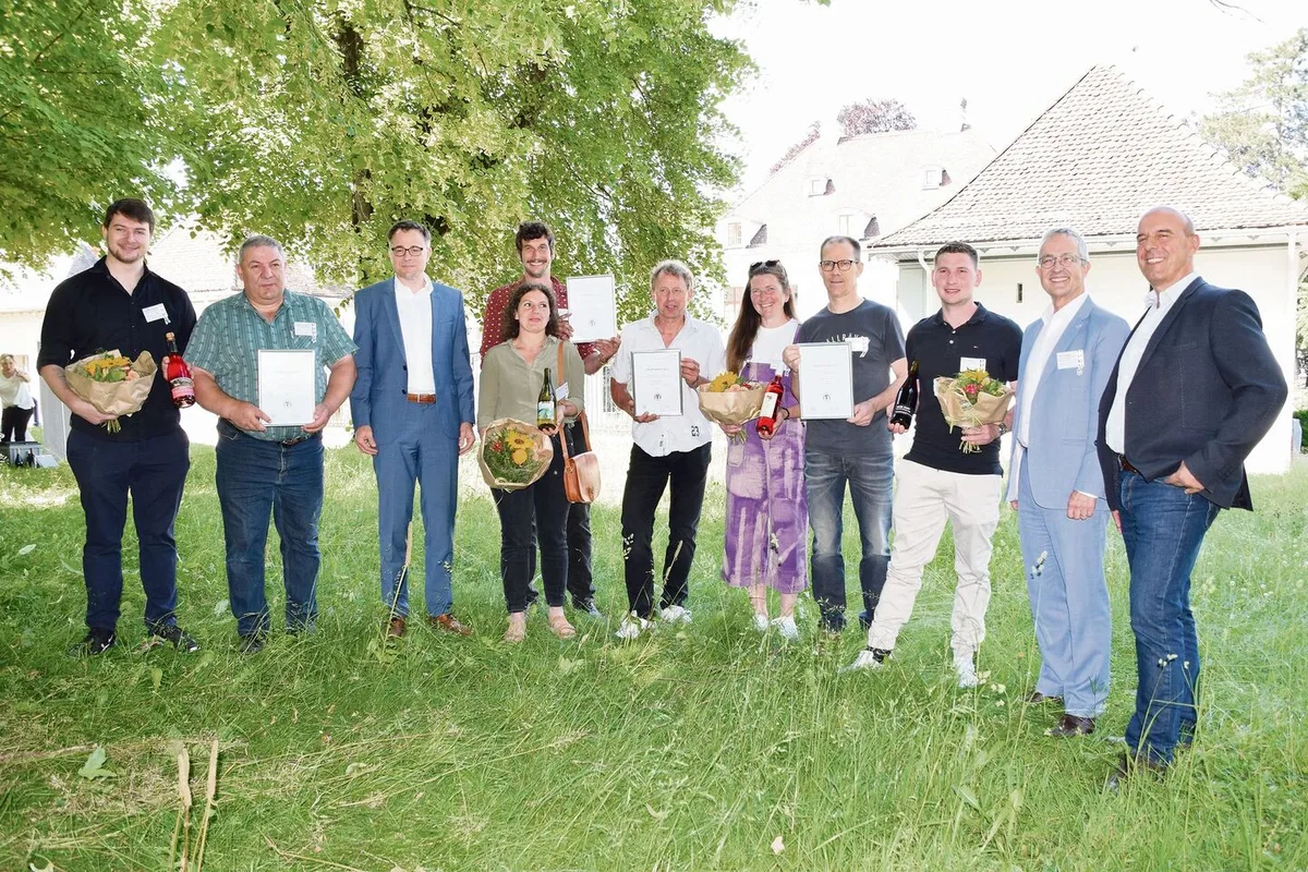 c9ed106154fdbf55f88de4ddc7fd2390bf71bff29df5831ef956e67e1d9257ba Die Siegerinnen und Sieger der Staatsweine 2023. Umrahmt von Politik und Prominenz.