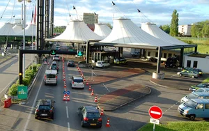 Am Samstag fanden Zöllner in Basel im Kofferraum eines Autos unter anderem 278 Liter undeklarierten Wein. (Bild Eidgenössische Zollverwaltung)