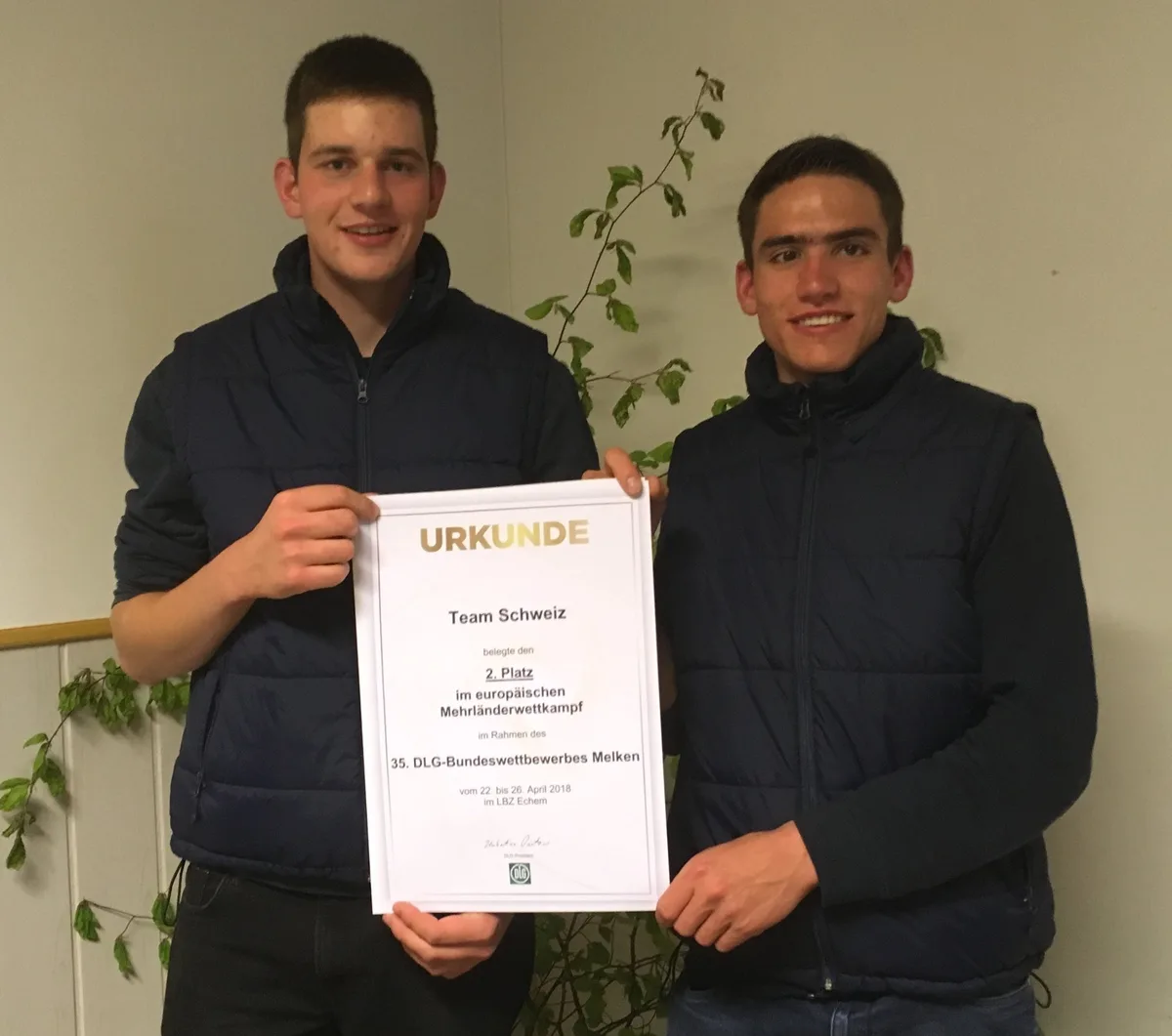 5200ee439a78c0d99cca4144748af83843c6848b Stolz präsentieren Andreas Utzinger und Simon Bach ihre Urkunde, die sie im Mehrländerwettkampf Melken in Deutschland errangen. (Bild Franz Sutter, Profi-Lait)