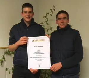 Stolz präsentieren Andreas Utzinger und Simon Bach ihre Urkunde, die sie im Mehrländerwettkampf Melken in Deutschland errangen. (Bild Franz Sutter, Profi-Lait)