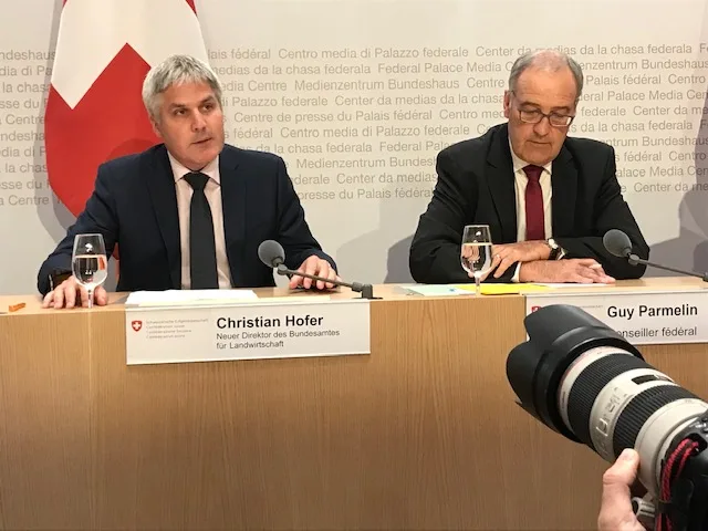 d6e6bf1d8fe8b1a62a31dcb9e4285941e5718b6e Christian Hofer mit seinem neuen Chef Guy Parmelin. (Bild akr)