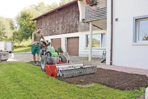 Kleine Umkehrfräsen eigenen sich für die effiziente Saatbettvorbereitung in Gärten, Grünanlagen, Blühstreifen oder niedrigen Anbautunnels. In einem Arbeitsgang ist der Boden zur Saat oder Neubepflanzung bereit.