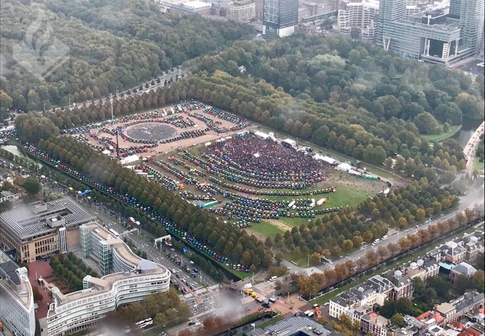 Die Bauernproteste in den Niederlanden haben am 1. Oktober 2019 ein gewaltiges Ausmass erreicht. (Bild Twitter/Politiehelikopter)