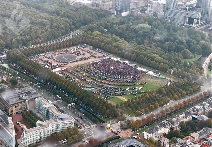 Die Bauernproteste in den Niederlanden haben am 1. Oktober 2019 ein gewaltiges Ausmass erreicht. (Bild Twitter/Politiehelikopter)