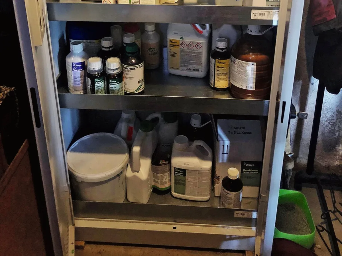 2e4f5b4cd1ca19d75e22d8d46dcf4047401e5d67 Am besten lagern Landwirte Pflanzenschutzmittel in einem abschliessbaren Schrank, der für Unbefugte nicht zugänglich ist. Bild: Hans Ramseier