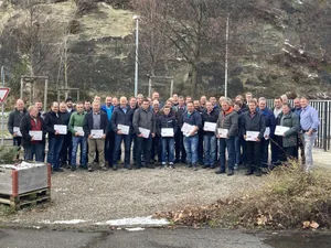 Für ihre 100 000er Kühe wurden diese Züchterinnen und Züchter geehrt.