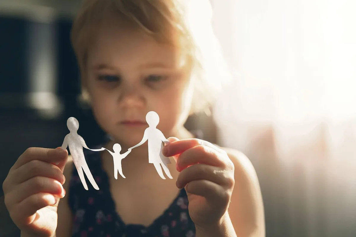 Als Paar getrennt, aber als Eltern weiterhin ein Team: Für Kinder sei die Botschaft «Wir bleiben eine Familie» wahnsinnig wichtig, sagt Beziehungsexpertin Martina Rissi.