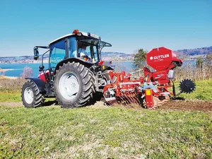 Der Güttler Green Manager ist vielseitig anwendbar: Hier ist direkt hinter der Schleppschiene ein sogananntes Ripperboard angesetzt, das den Harroflex-Striegel ergänzt. In Kombination wird eine Prismenwalze eingesetzt.