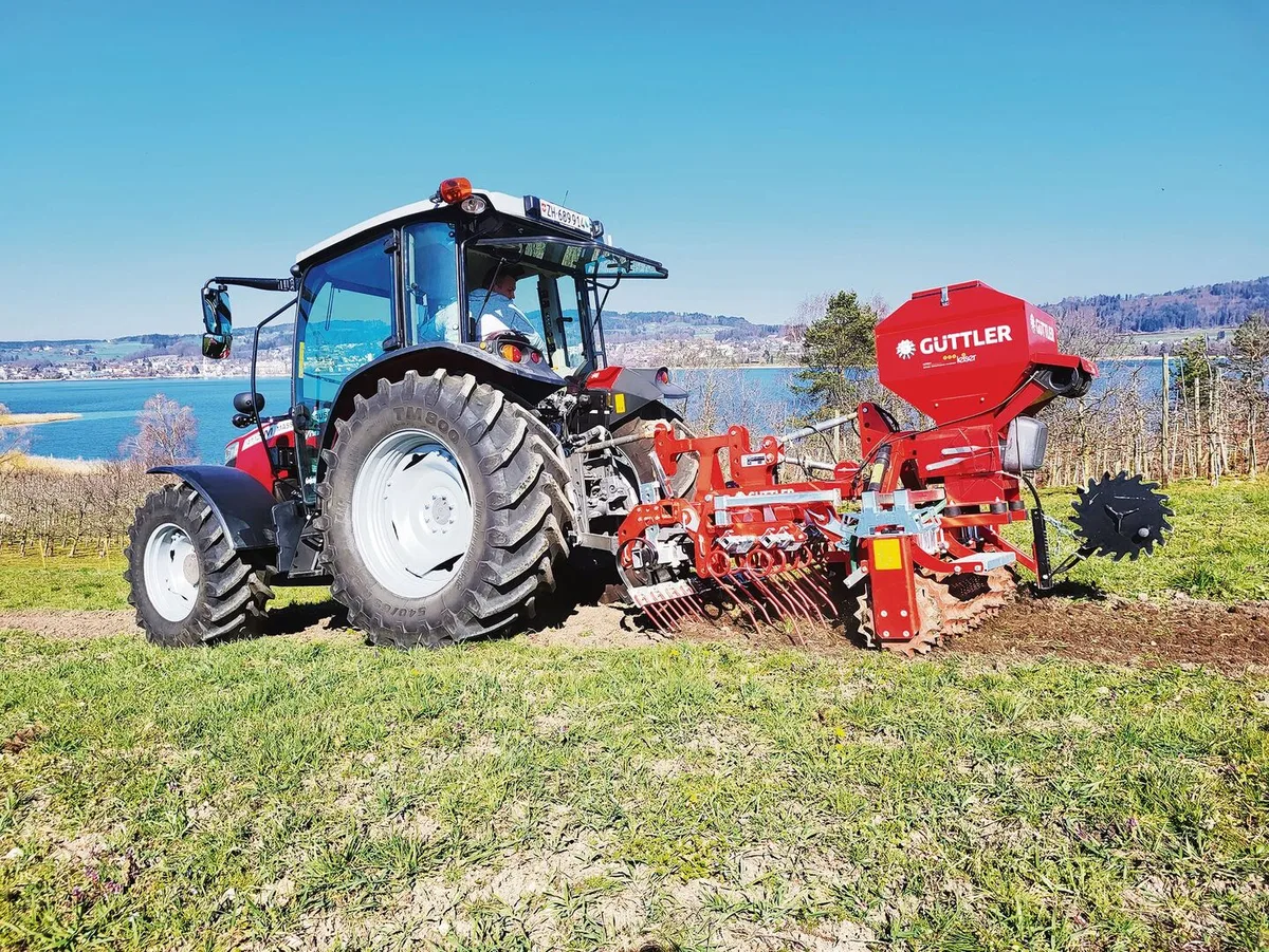 b32ce9ce34fa0565eb383444d3d51b4784674734b110c31a202bf9a84c62ffea Begrünte Fahrgassen im Obst- und Weinbau haben Potenzial