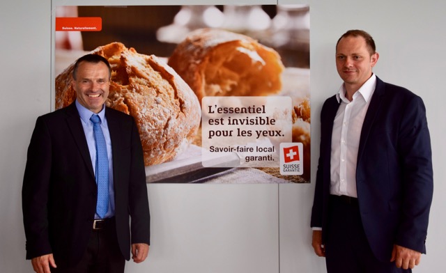 AMS-Präsident Urs Schneider (links) und der neue Geschäftsführer Denis Etienne, passend zum Tagungsort in der Romandie vor einem franzöischsprachigen «Suisse Garantie»-Plakat. (Bild jw)