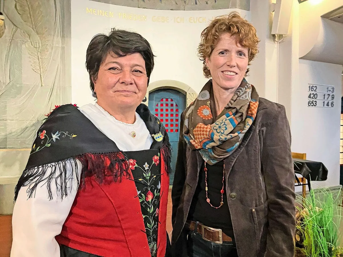 a9e37edaaa6086ade61d0674e8706767b8d3dce03a0f5d29965ec803ea504bc4 Karin Niederberger (links) mit Regula Böhi, Präsidentin des Thurgauer Landfrauenverbands am Landfrauentag in Weinfelden