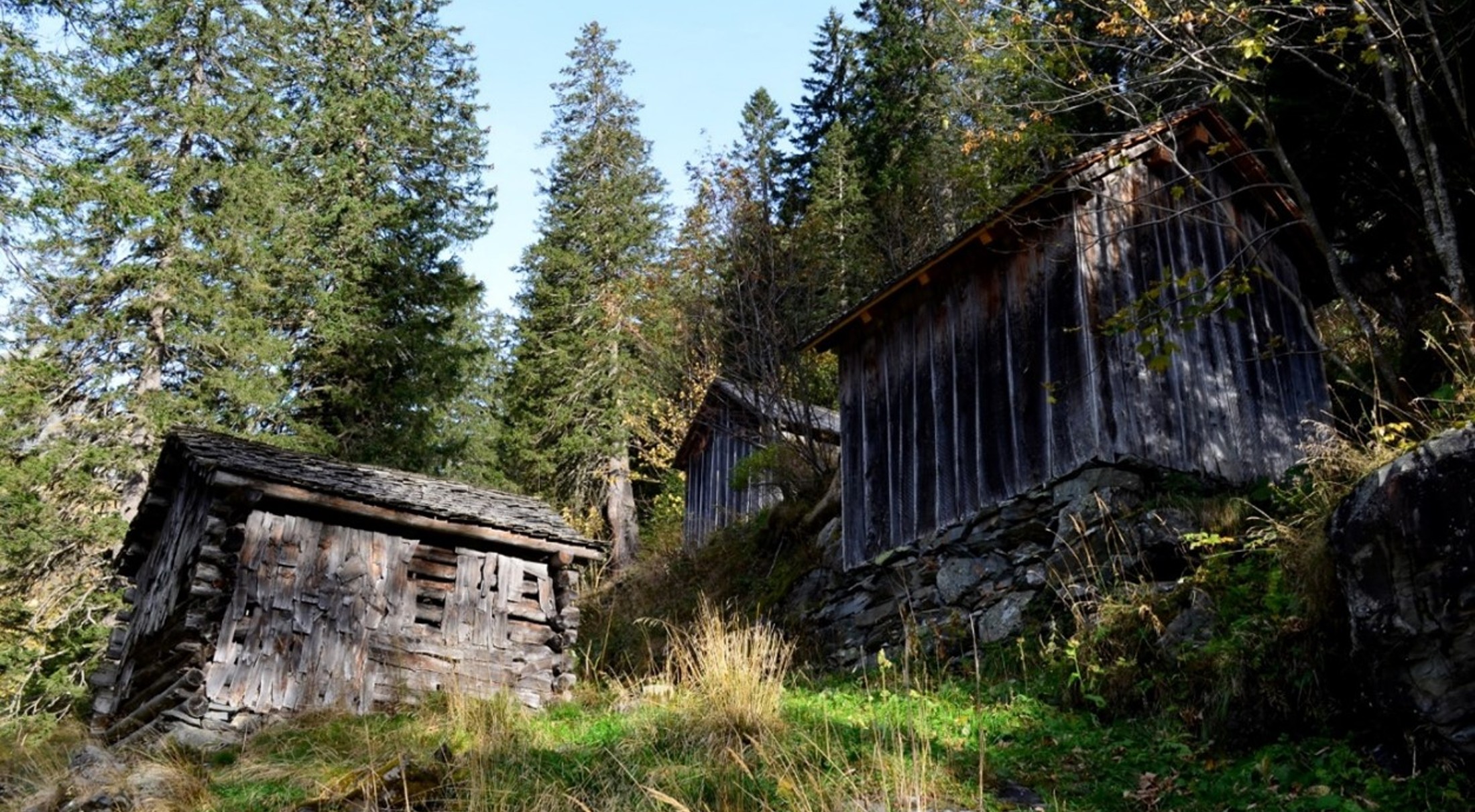 Eine typische Gadenlandschaft in der Alpsiedlung Bachhaltigen oberhalb von Elm.