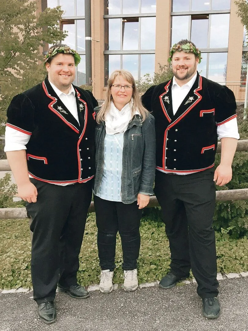 Erika Schneider mit ihren beiden Schwinger-Söhnen Mario und Domenic, für einmal mit Bart.