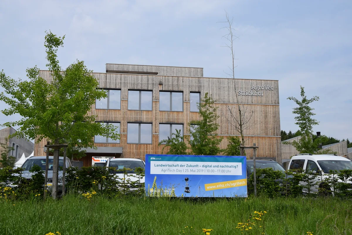 4af9907f8b64c776a735dd15d38630c80de6c614 Am AgriTech Tag an der Landwirtschaftsschule in Lindau ZH wurden neue Technologien vorgestellt, die die landwirtschaftliche Produktion optimieren und Ressourcen schonen sollen. (Bild Katrin Erfurt)