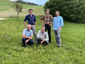 Das Team hinter «Bee’n’Bee» (stehend): Markus Schaub (Co-Geschäftsführer), Andreas Bosshard (Landwirtschaftsexperte), Florian Poprat (zuständig für die Website). In der vorderen Reihe sind Hans-Ulrich Held (Präsident von Biofarm) und Rolando Baron (Co-Geschäftsführer).