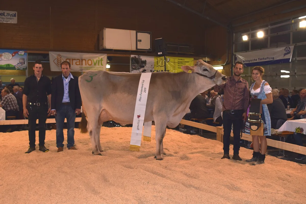 9cf0ab17c223bb5a62d90a6760ca457591883ee5 Matthias Süess (rechts aussen) mit seiner Siegerkuh Jamaica. (Bilder Stefanie Giger)