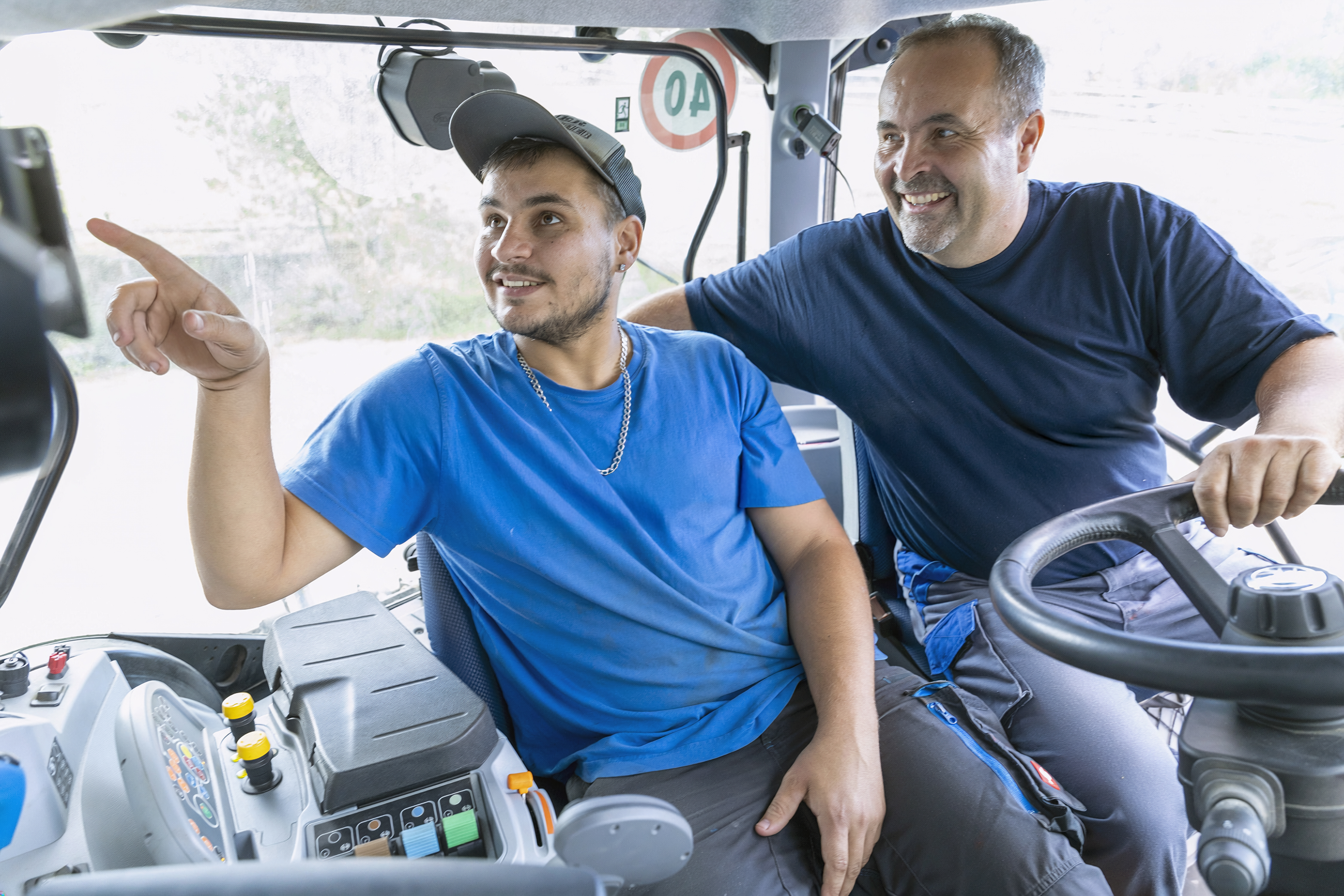 Robin Weidmann zeigt Hans Weidmann den Umgang mit dem GPS-System des neuen Traktors. Der junge Landwirt profitiert in diesem Bereich von seinen Arbeitserfahrungen beim Lohnunternehmen, für den Vater ist es eine Art «Arbeitstraining», wie er selber sagt. 