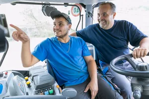 Robin Weidmann zeigt Hans Weidmann den Umgang mit dem GPS-System des neuen Traktors. Der junge Landwirt profitiert in diesem Bereich von seinen Arbeitserfahrungen beim Lohnunternehmen, für den Vater ist es eine Art «Arbeitstraining», wie er selber sagt.