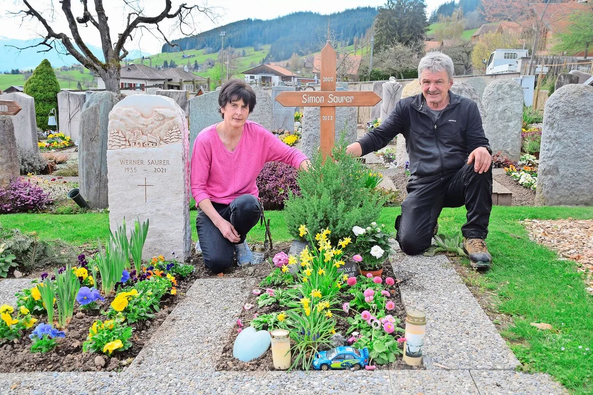 492cf5a8e483db82db5a8f0d193b667587e004968640d505e334a0ed3427d337 Damaris und Niklaus Saurer am Grab ihres Sohnes Simon. Noch steht sein Name auf einem provisorischen Holzkreuz. «Wir haben etwas Schönes schnitzen lassen, etwas, das zu Simon passt.»