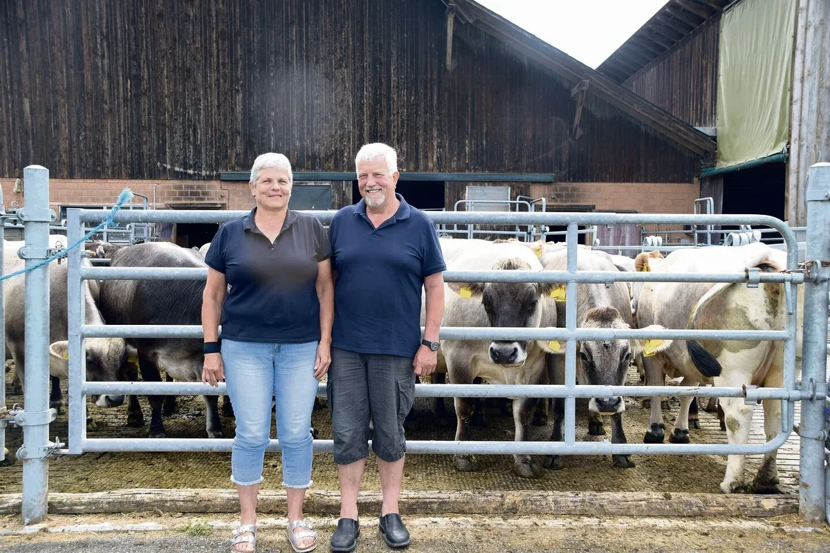 103d43edbb01fdd50d3b5d42733463c9a6d3d328a311b37c12a3964233821db7 Regine und Andreas Bösiger aus Wanzwil haben ihren Betrieb fast 30 Jahre lang geführt. In dieser Zeit haben sie von der Milch- auf Mutterkuhhaltung gewechselt.