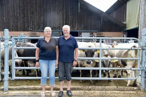Regine und Andreas Bösiger aus Wanzwil haben ihren Betrieb fast 30 Jahre lang geführt. In dieser Zeit haben sie von der Milch- auf Mutterkuhhaltung gewechselt.