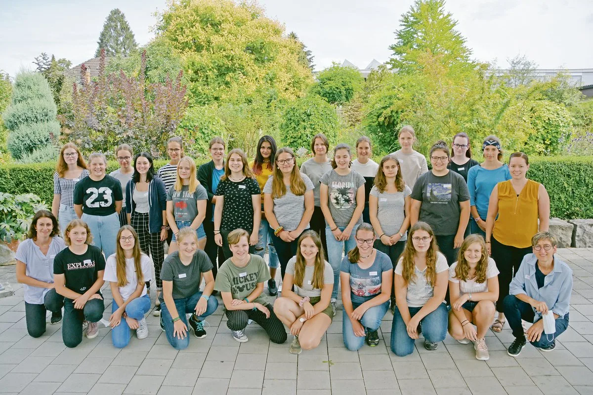 84689ebbcd6696ce73504181699d7adef7381c1d Die 26 jungen Frauen im Schulgarten in Sursee. Links Vera Bühlmann, Leiterin Agirprakti und rechts Silja Müller (vorne) und Sabrina Schürch (hinten), Lehrpersonen Agriprakti.(Bild Franziska Jurt)